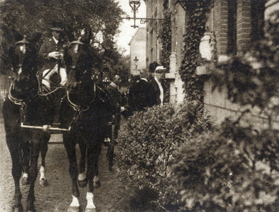 98661 Afbeelding van de aankomst van Koningin-moeder Emma voor haar bezoek aan de Rijksmunt (Leidseweg 90) te Utrecht.